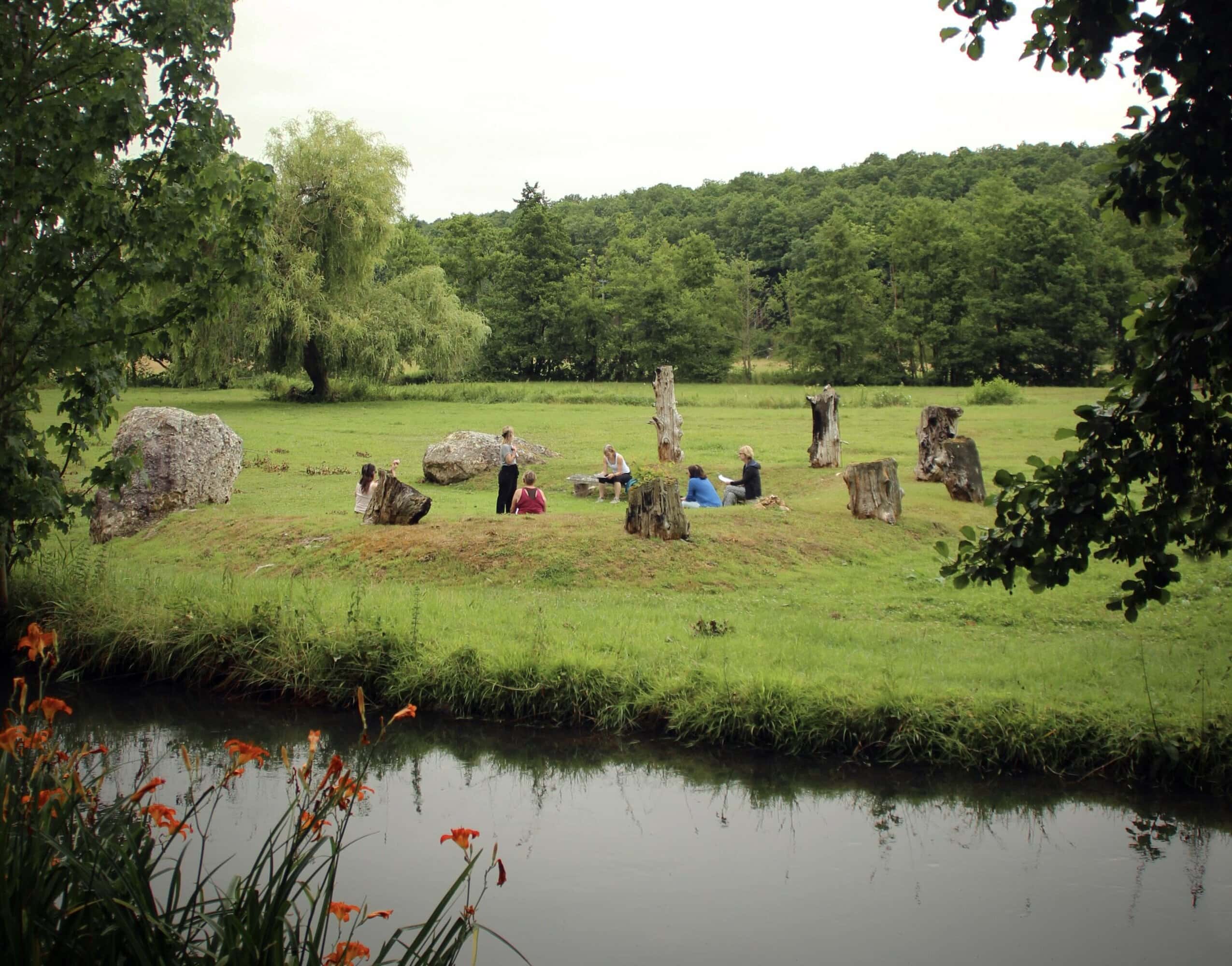 Parenthèse de mieux-être groupe de sophrologie avec Valérie Delcourt dans l'arène de bois.